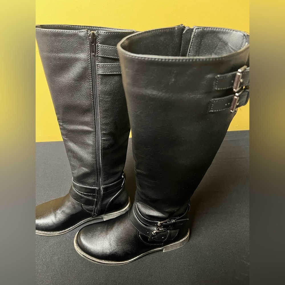 HALLY BLACK SIZE 6.5 WOMEN’S KNEE HIGH BOOTS. ZIPPER ON ONE SIDE 16” HT
